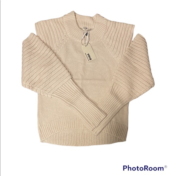 UNIQ Sweaters - NWT UNIQ Cold-Shoulder Sweater- Medium